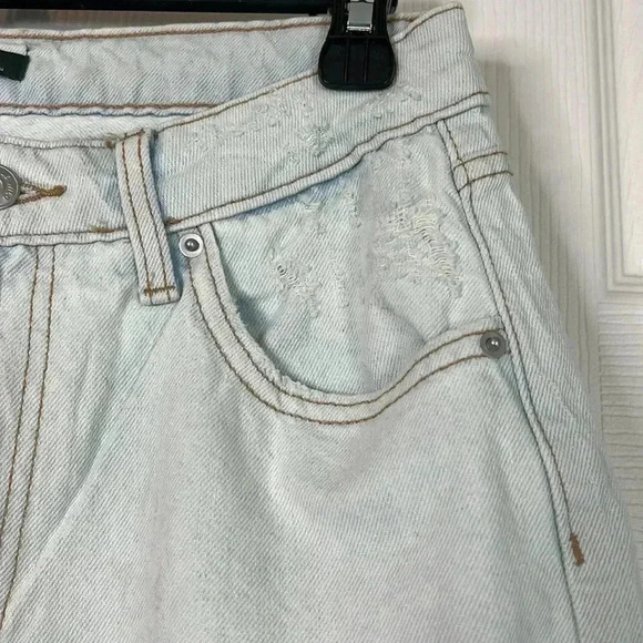 Wild Fable Super-High Rise Tapered Jeans - Ultra Light Wash, Size 6 / 28" Inseam - Picture 8 of 12